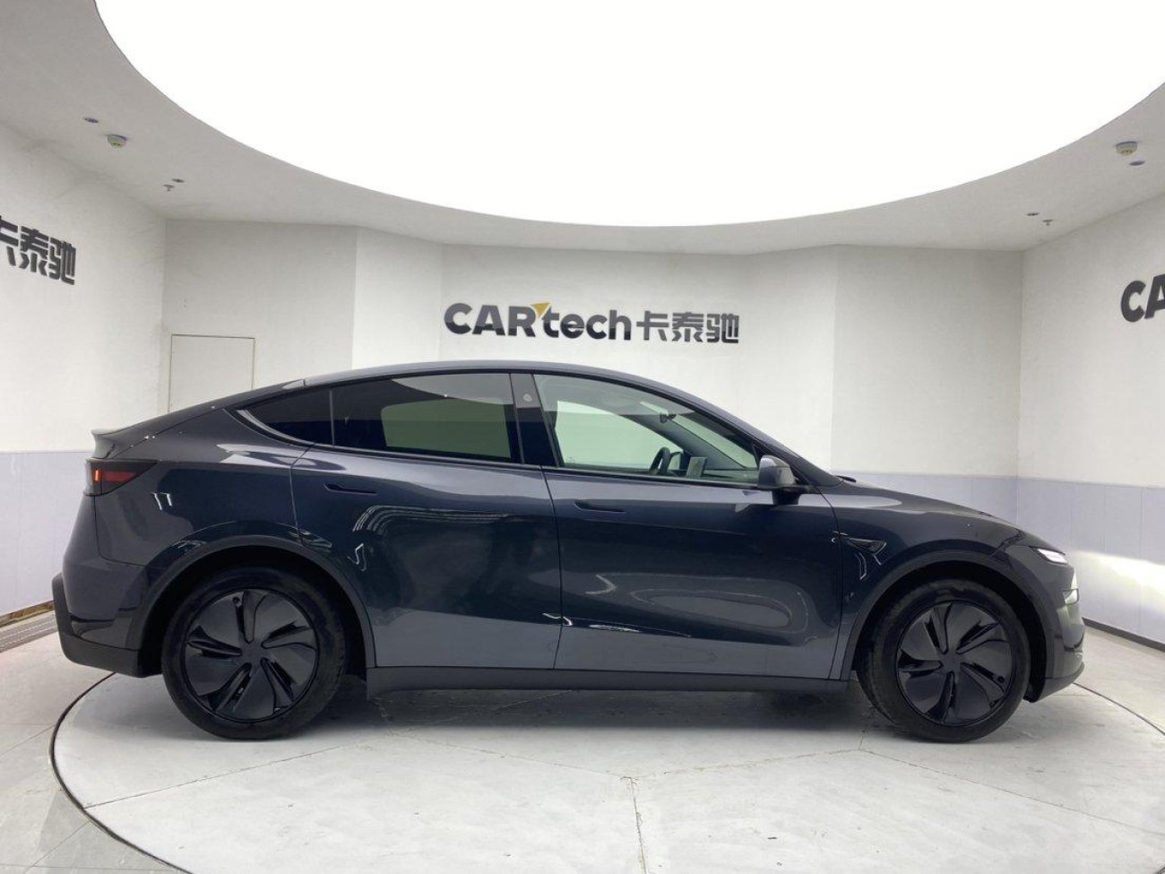 Tesla Model Y 2025