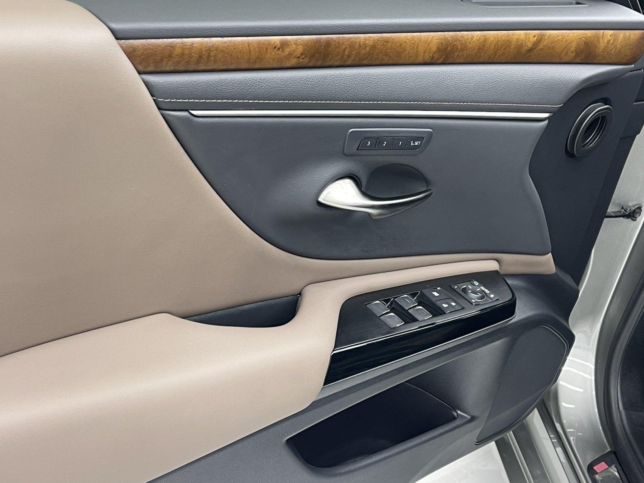 Lexus ES 200 2024