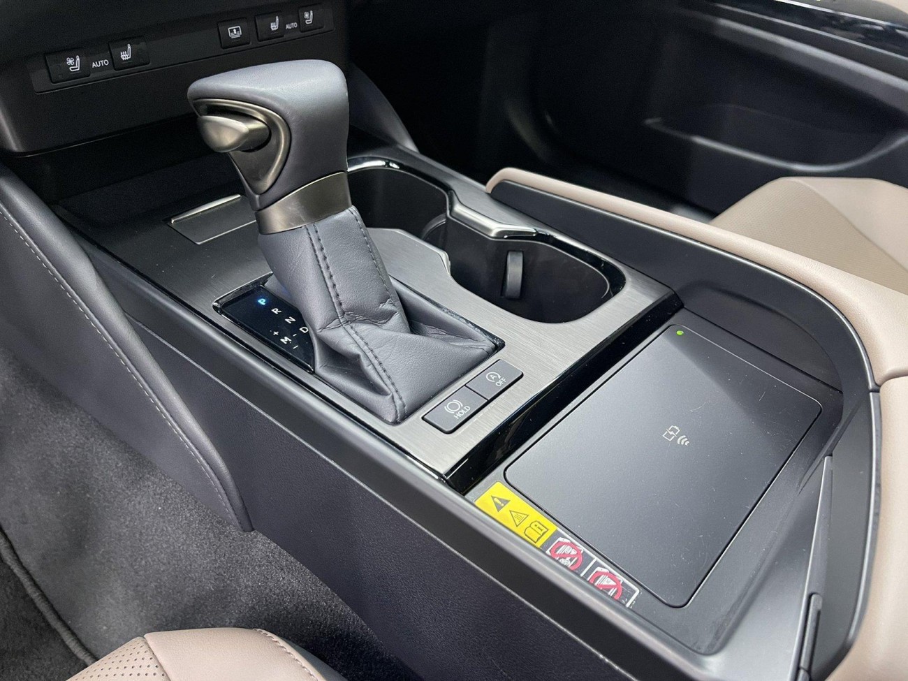 Lexus ES 200 2024