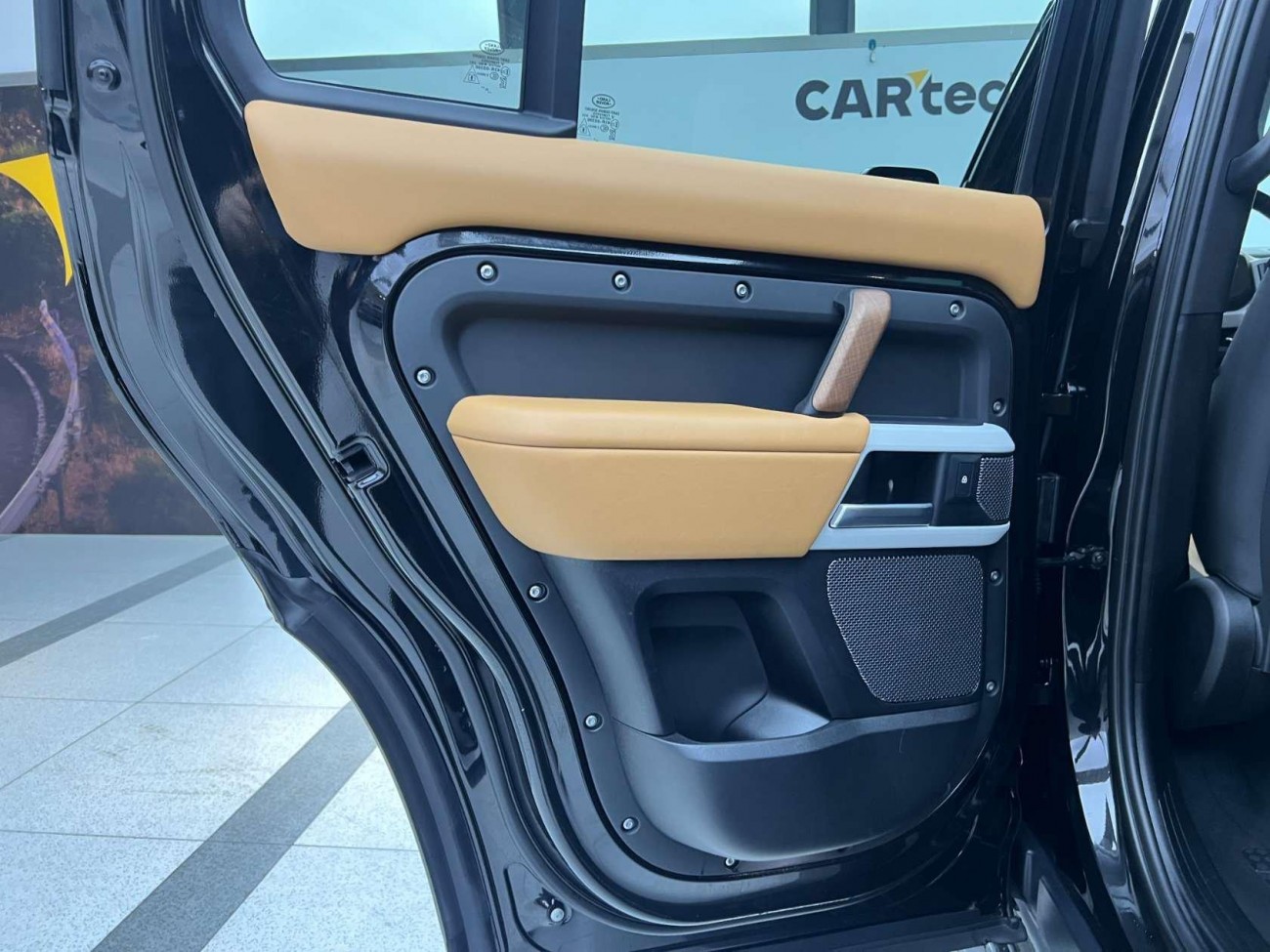 Land Rover Defender 2024