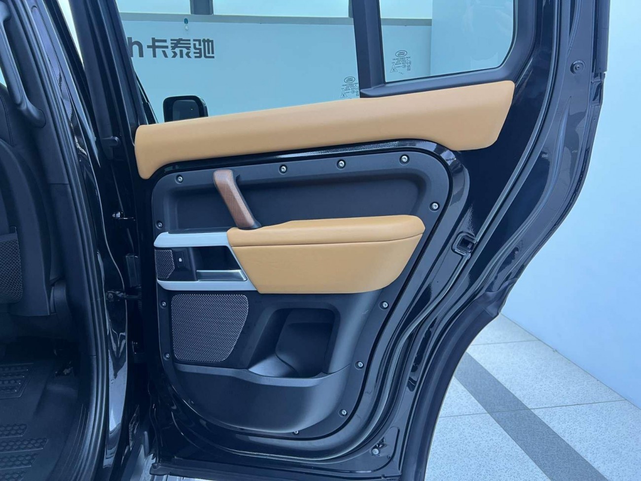 Land Rover Defender 2024