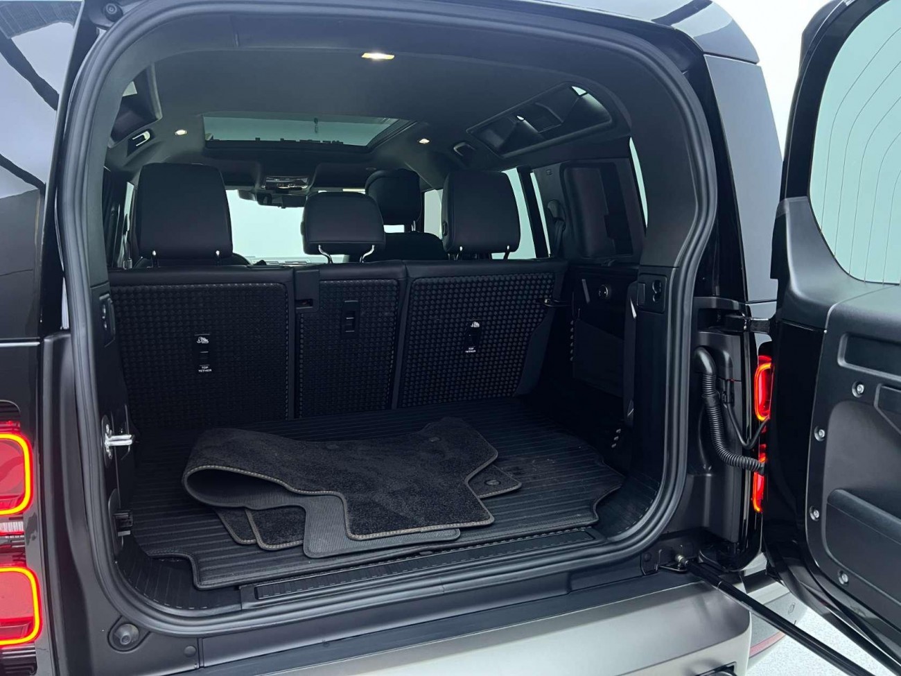 Land Rover Defender 2024