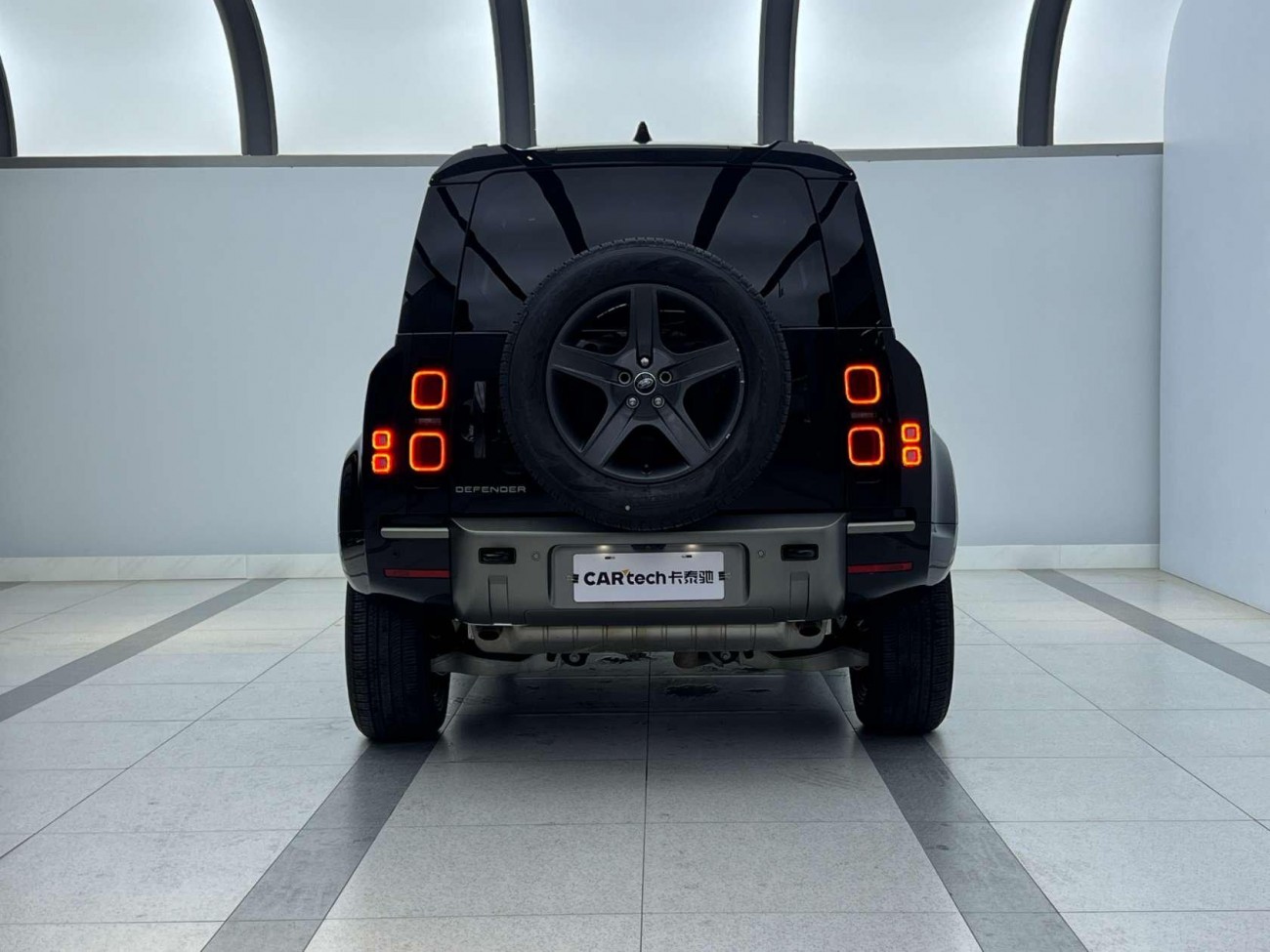 Land Rover Defender 2024