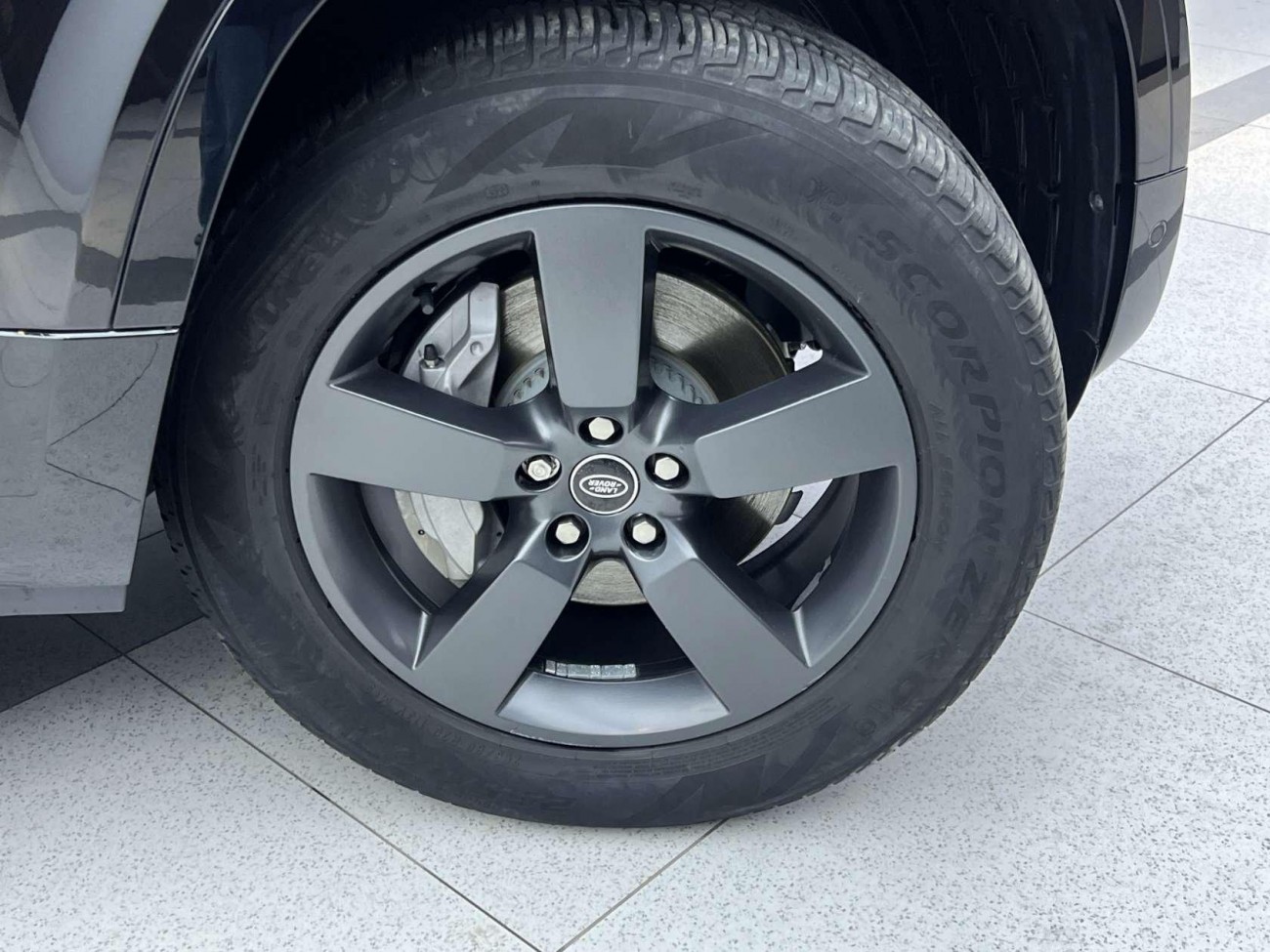 Land Rover Defender 2024