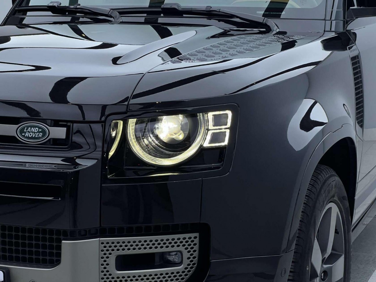 Land Rover Defender 2024