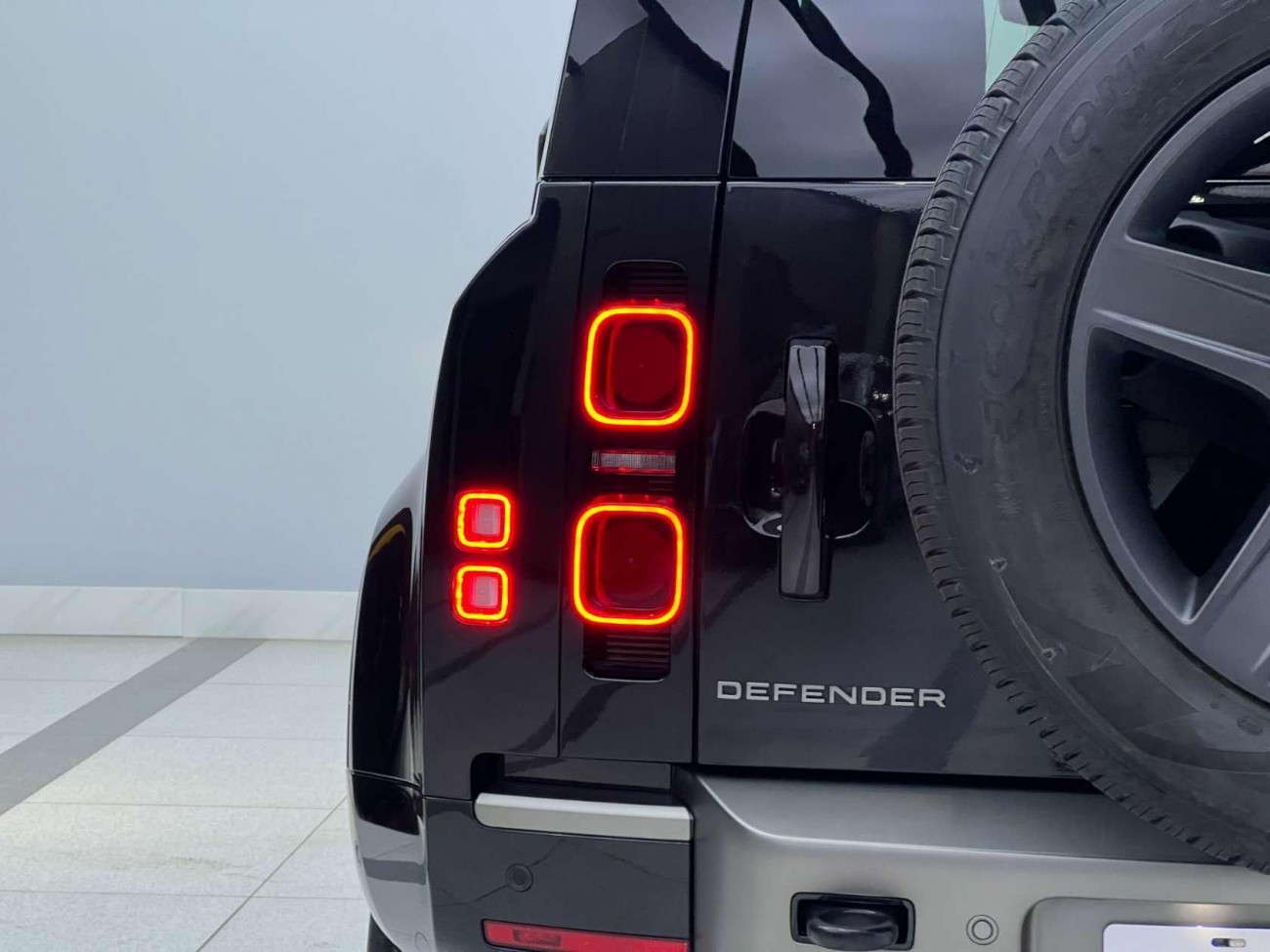 Land Rover Defender 2024