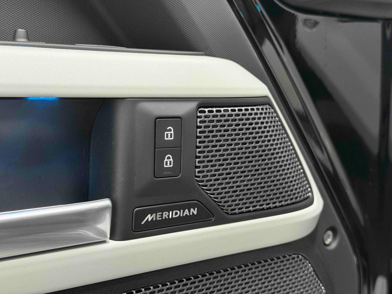 Land Rover Defender 2024