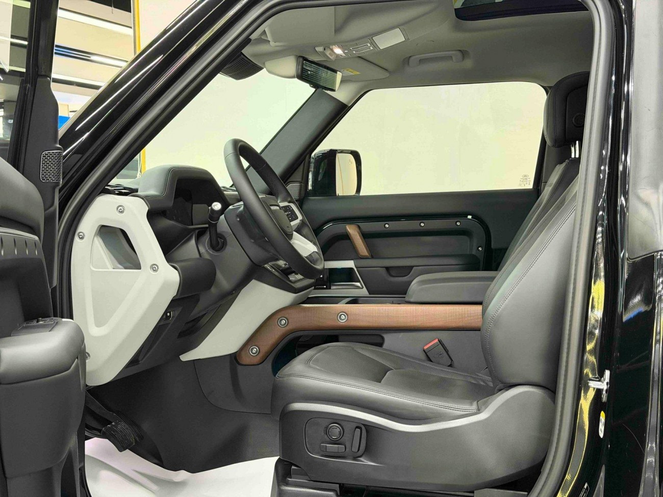 Land Rover Defender 2024