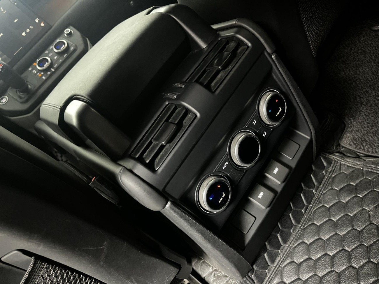 Land Rover Defender 2023