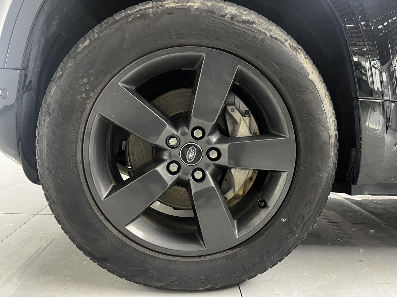 Land Rover Defender 2023