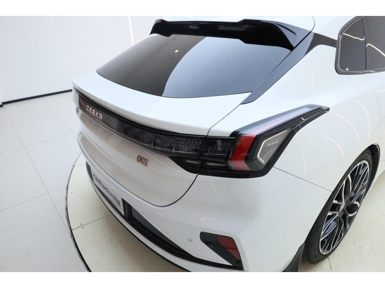 Zeekr 001 2024