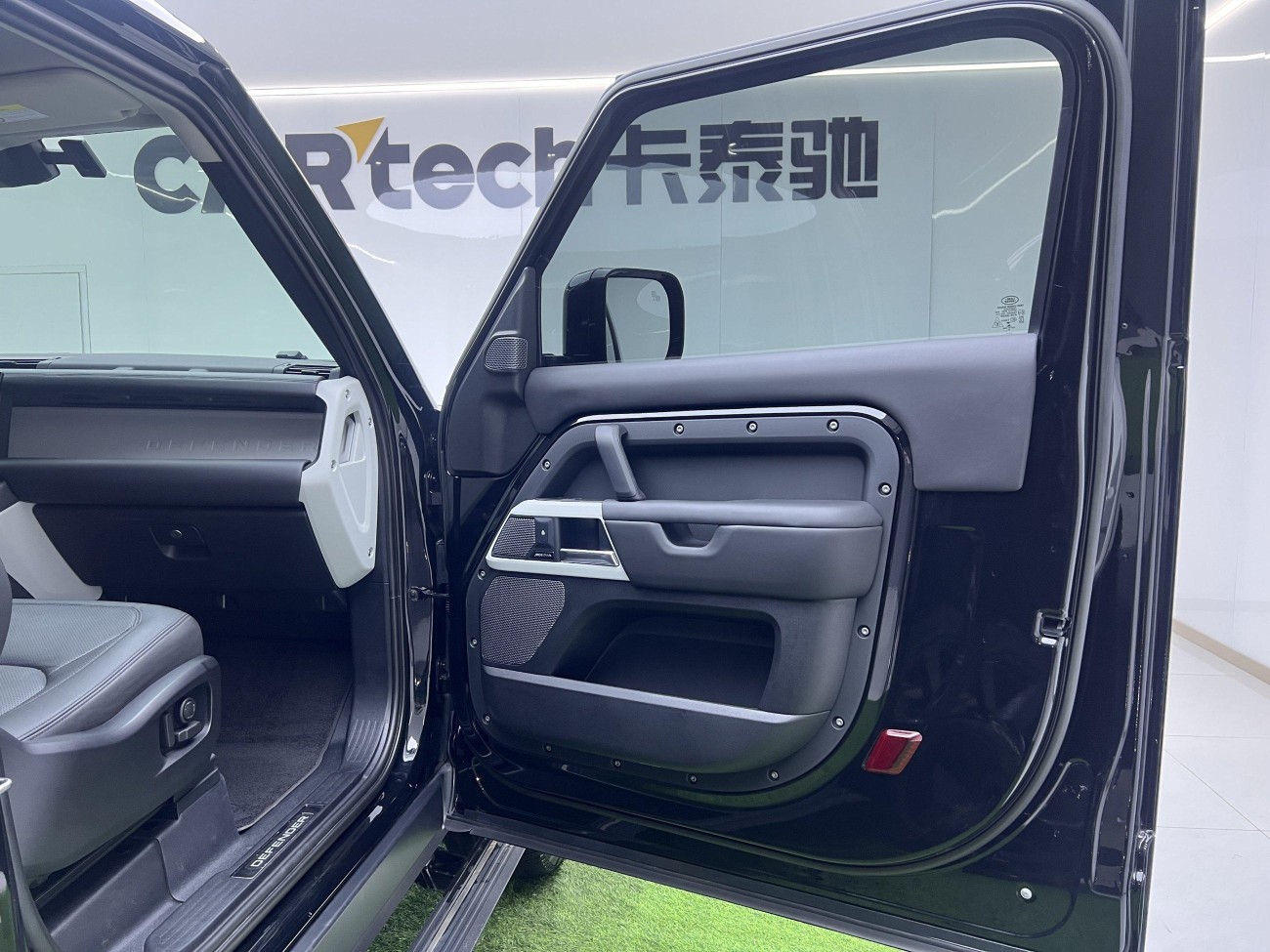 Land Rover Defender 2023