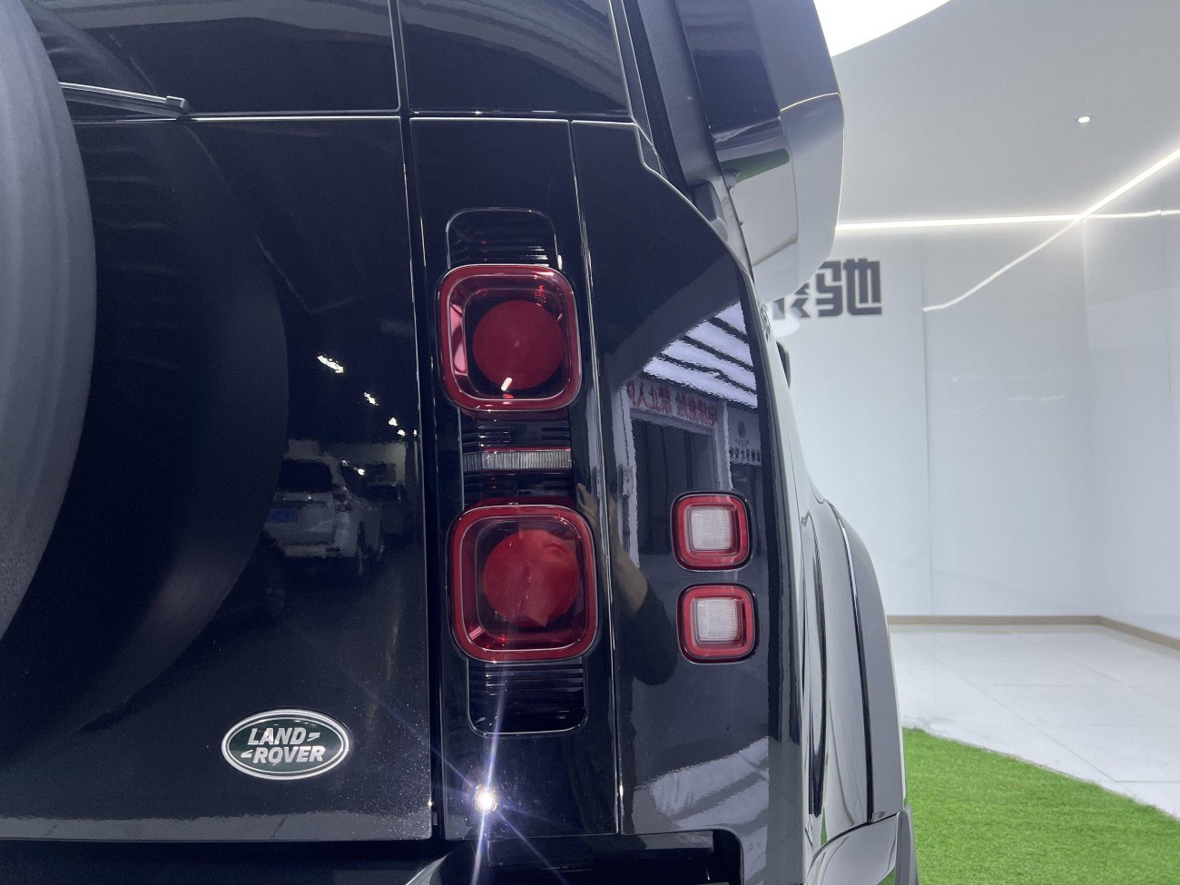 Land Rover Defender 2023