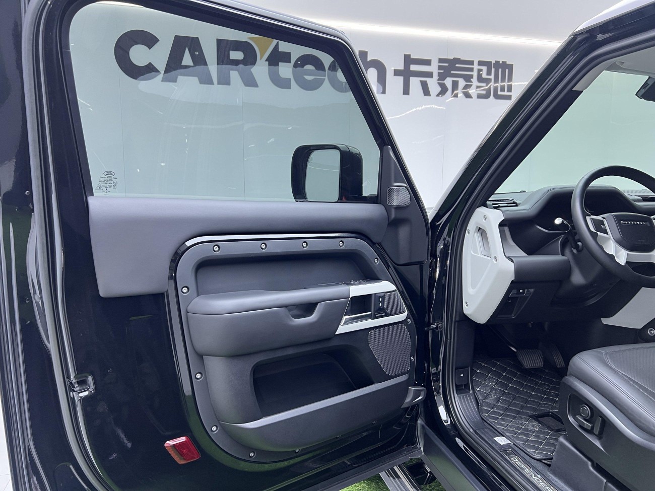 Land Rover Defender 2023