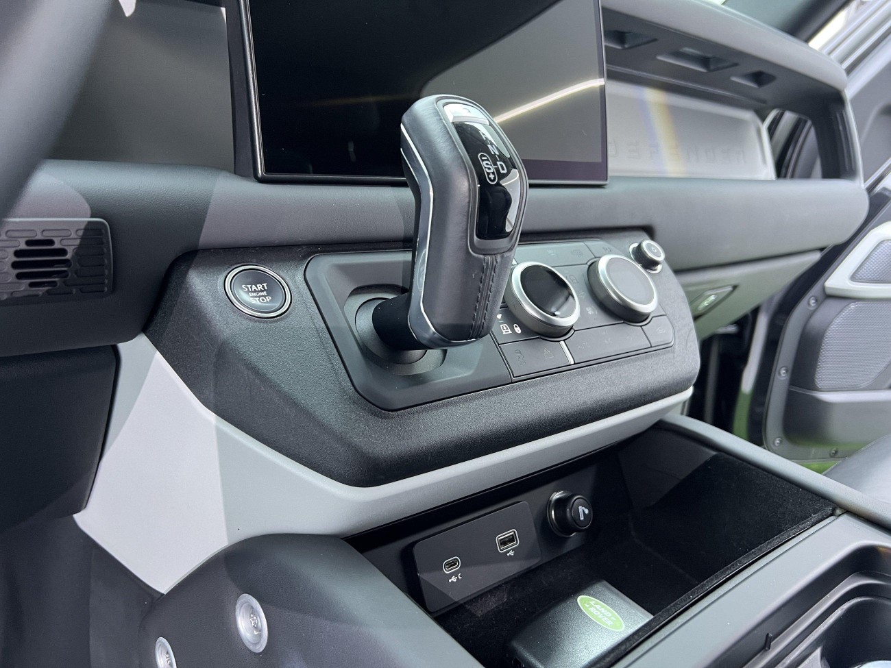 Land Rover Defender 2023