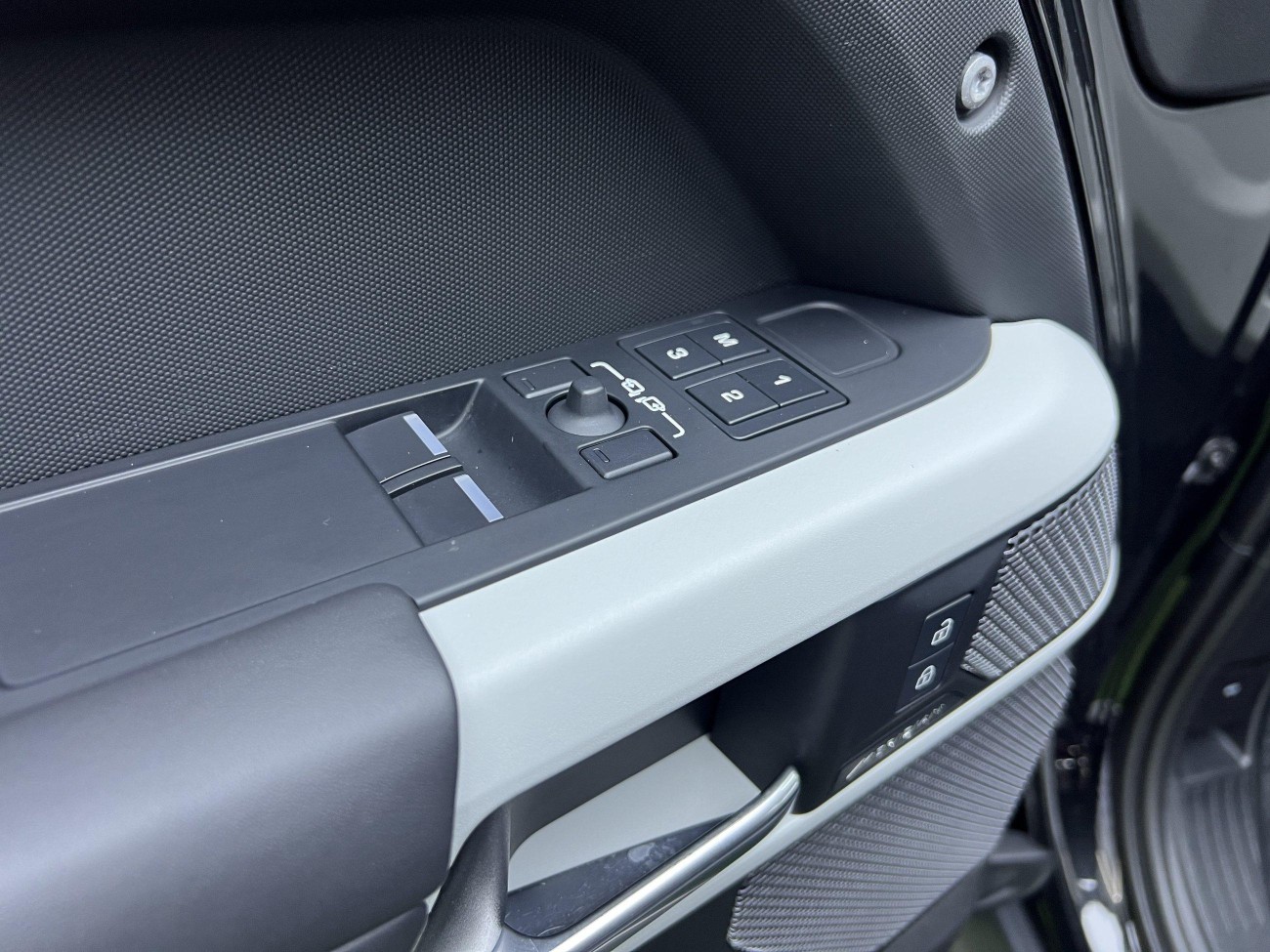 Land Rover Defender 2023