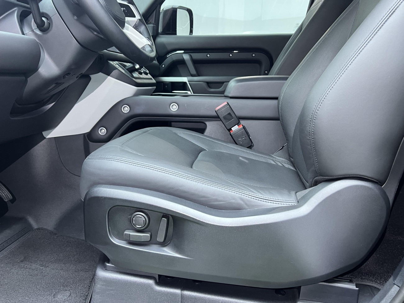 Land Rover Defender 2023