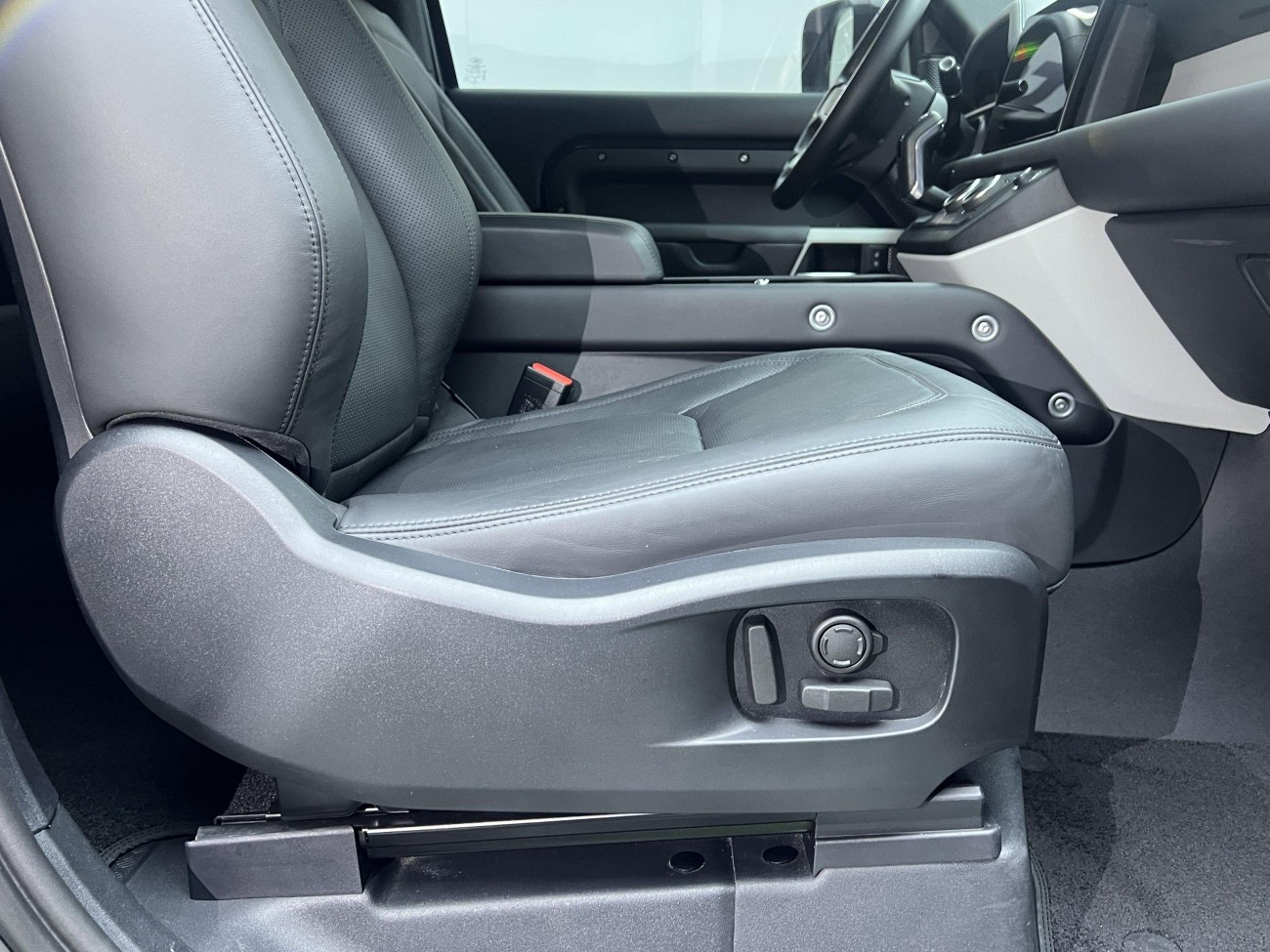 Land Rover Defender 2023