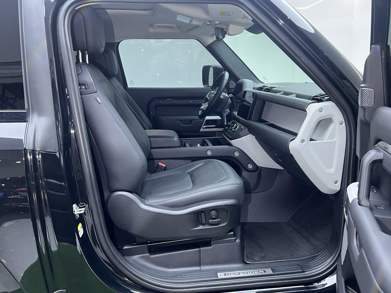 Land Rover Defender 2023