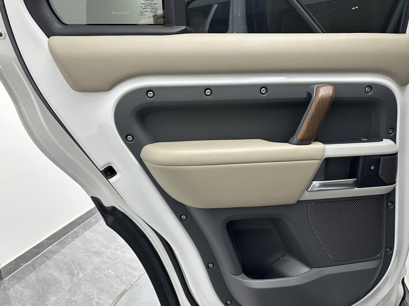 Land Rover Defender 2021