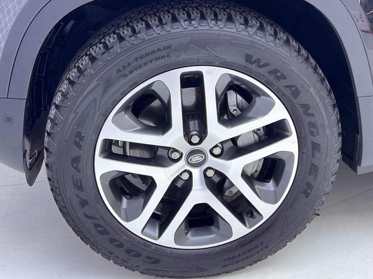 Land Rover Defender 2024