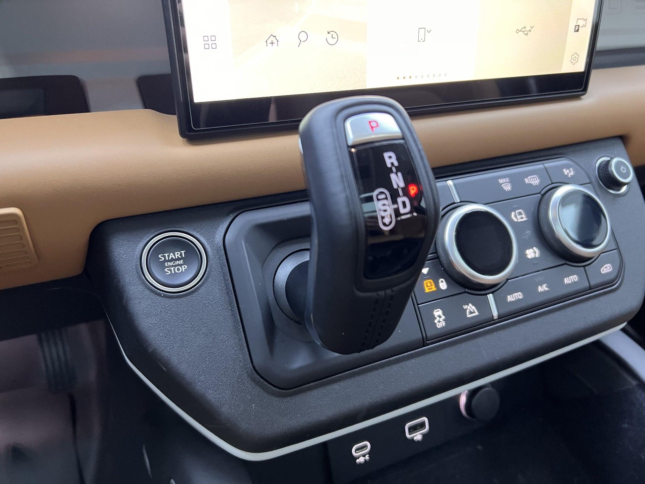 Land Rover Defender 2024