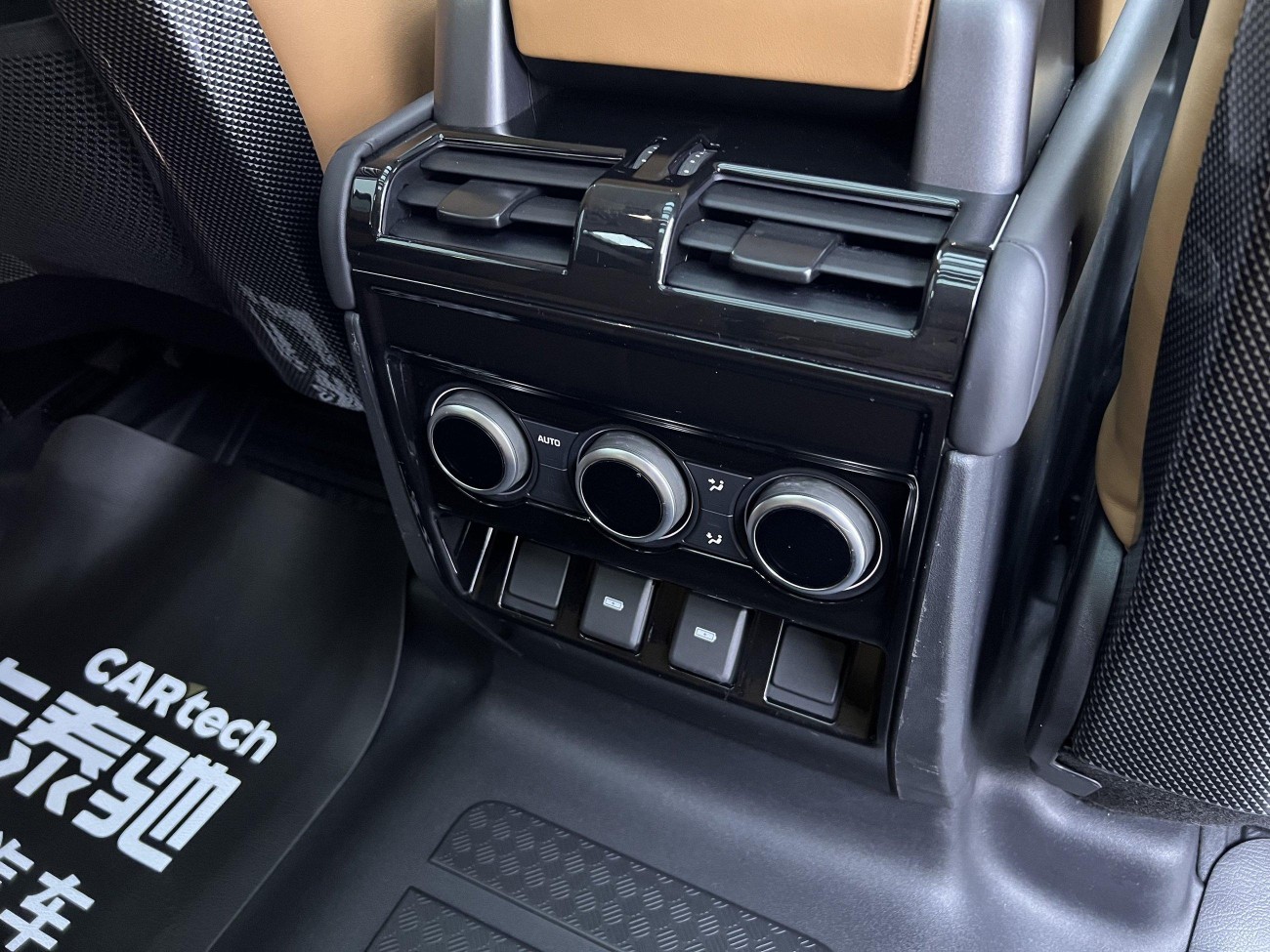 Land Rover Defender 2024