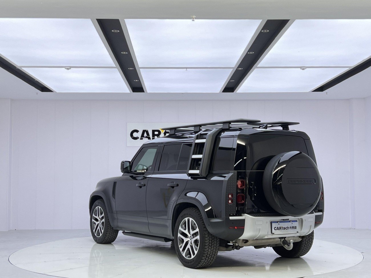 Land Rover Defender 2024