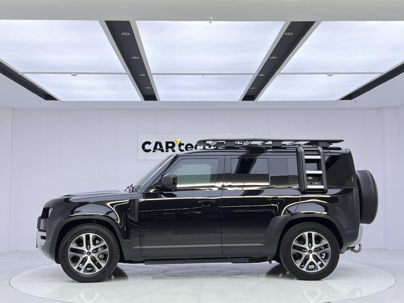 Land Rover Defender 2024