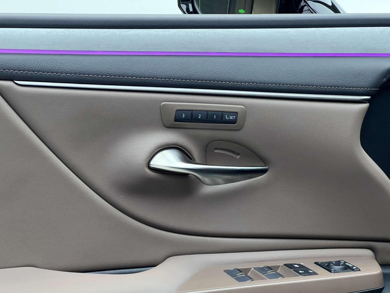 Lexus ES 200 2025