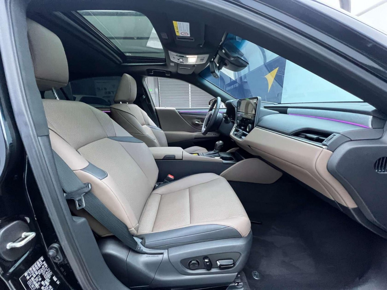 Lexus ES 200 2025