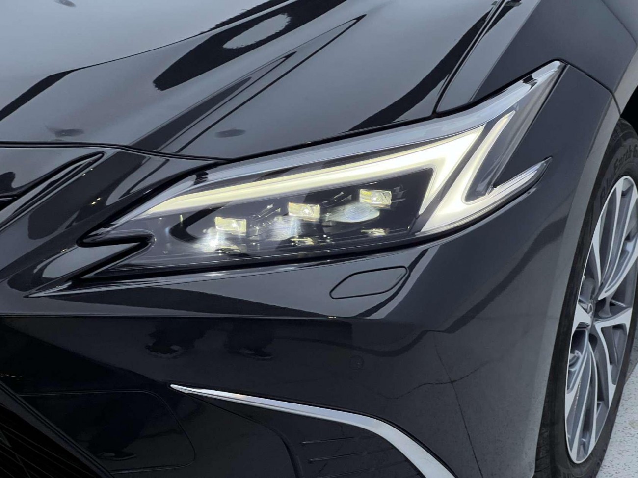 Lexus ES 200 2025