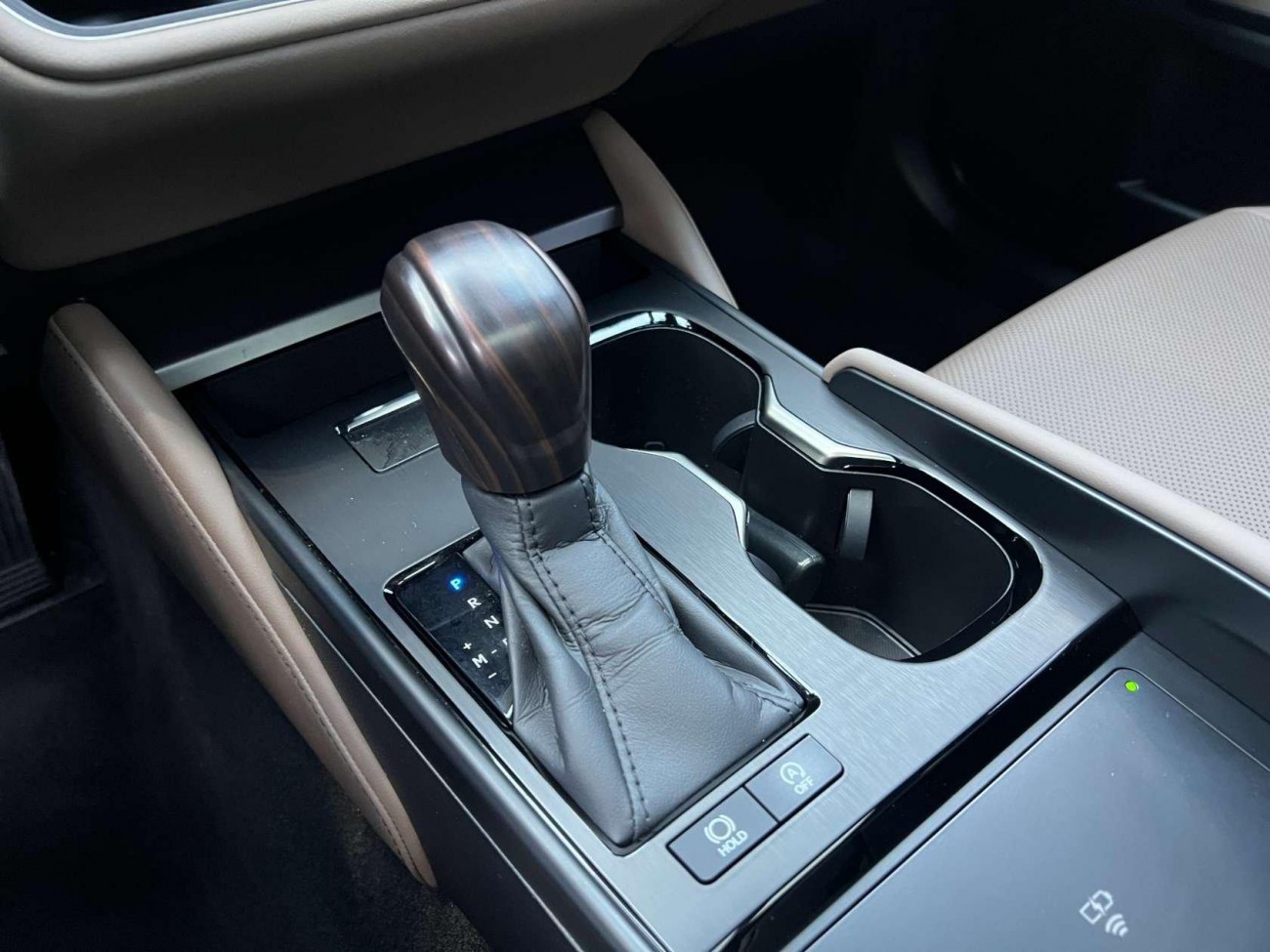 Lexus ES 200 2025