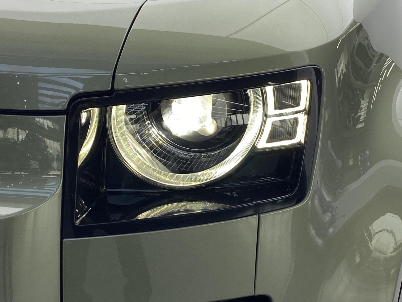 Land Rover Defender 2023