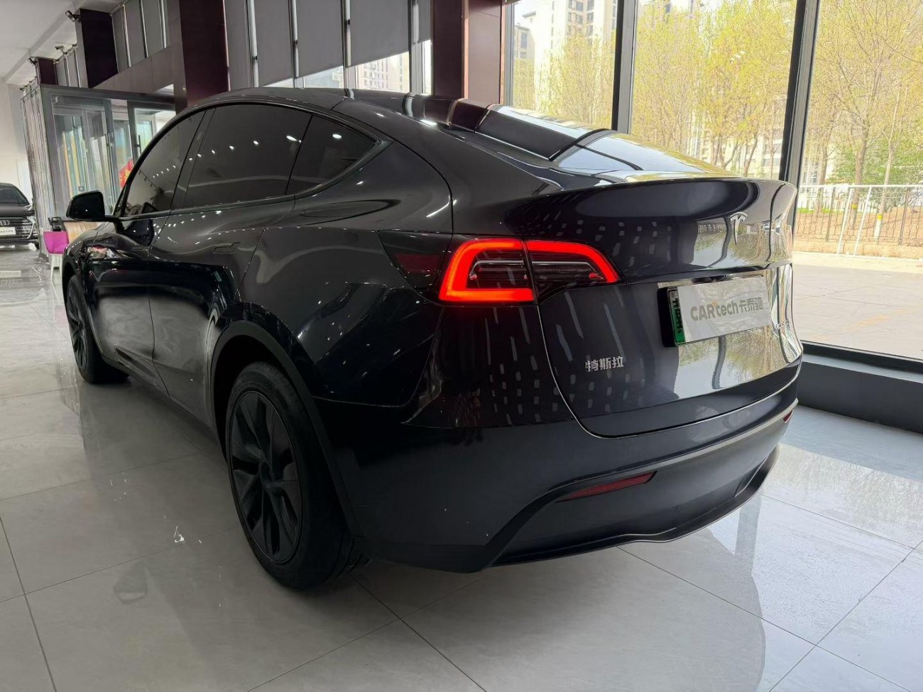 Tesla Model Y 2024