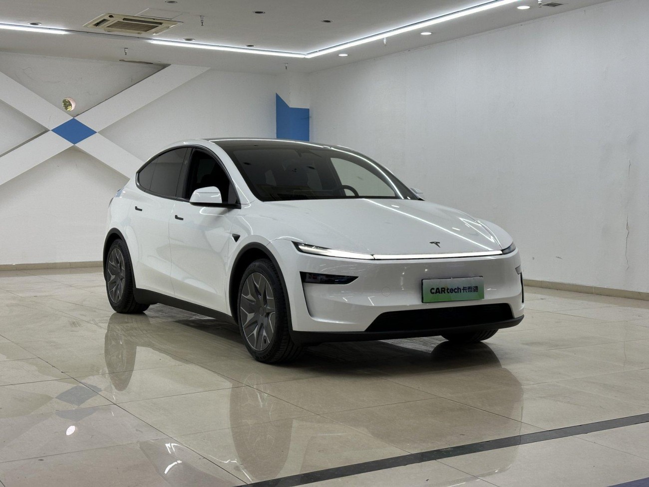Tesla Model Y 2025