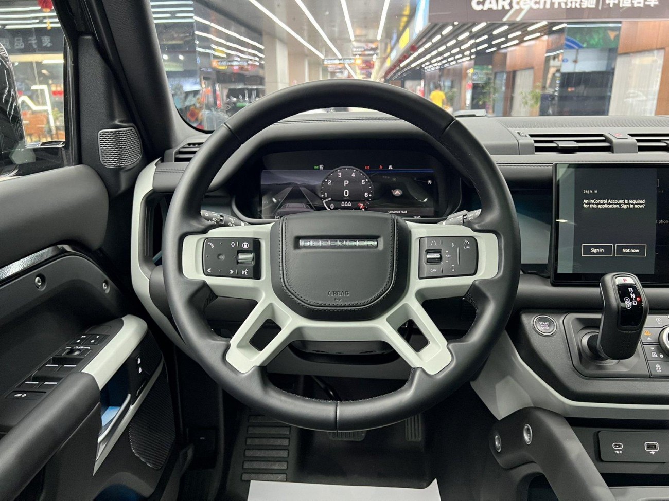Land Rover Defender 2024