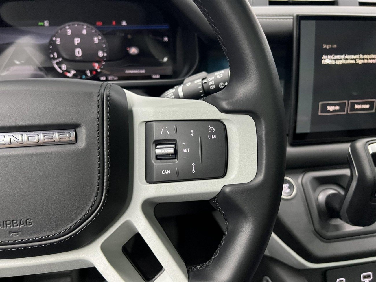 Land Rover Defender 2024