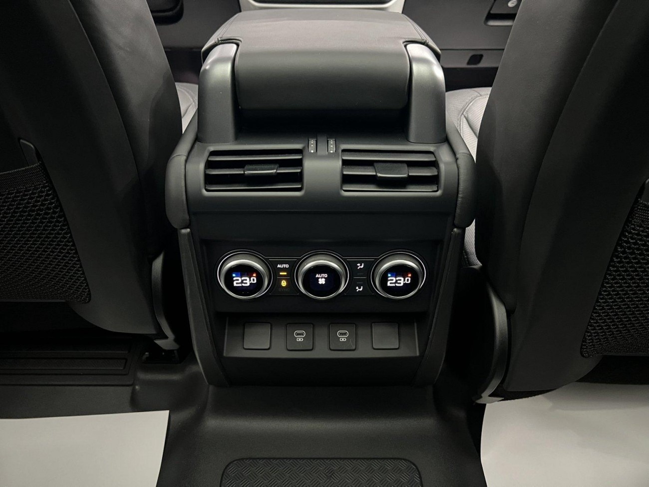 Land Rover Defender 2024