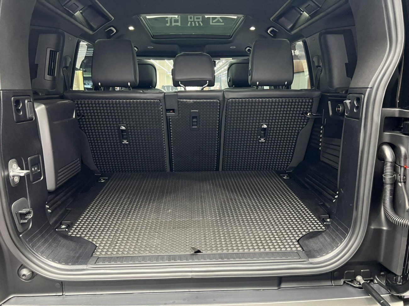 Land Rover Defender 2024