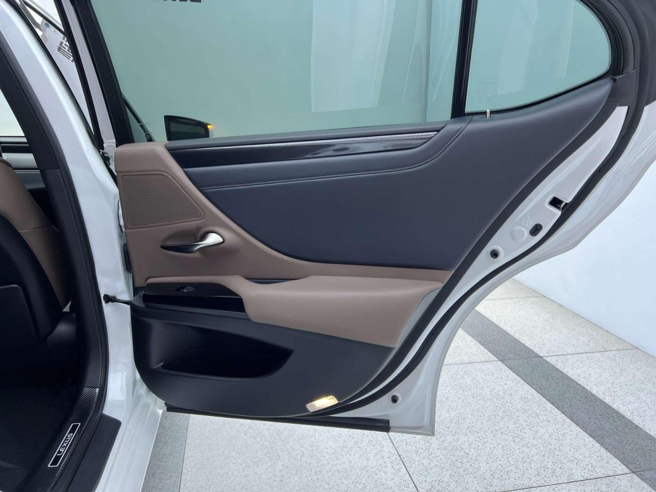 Lexus ES 200 2024