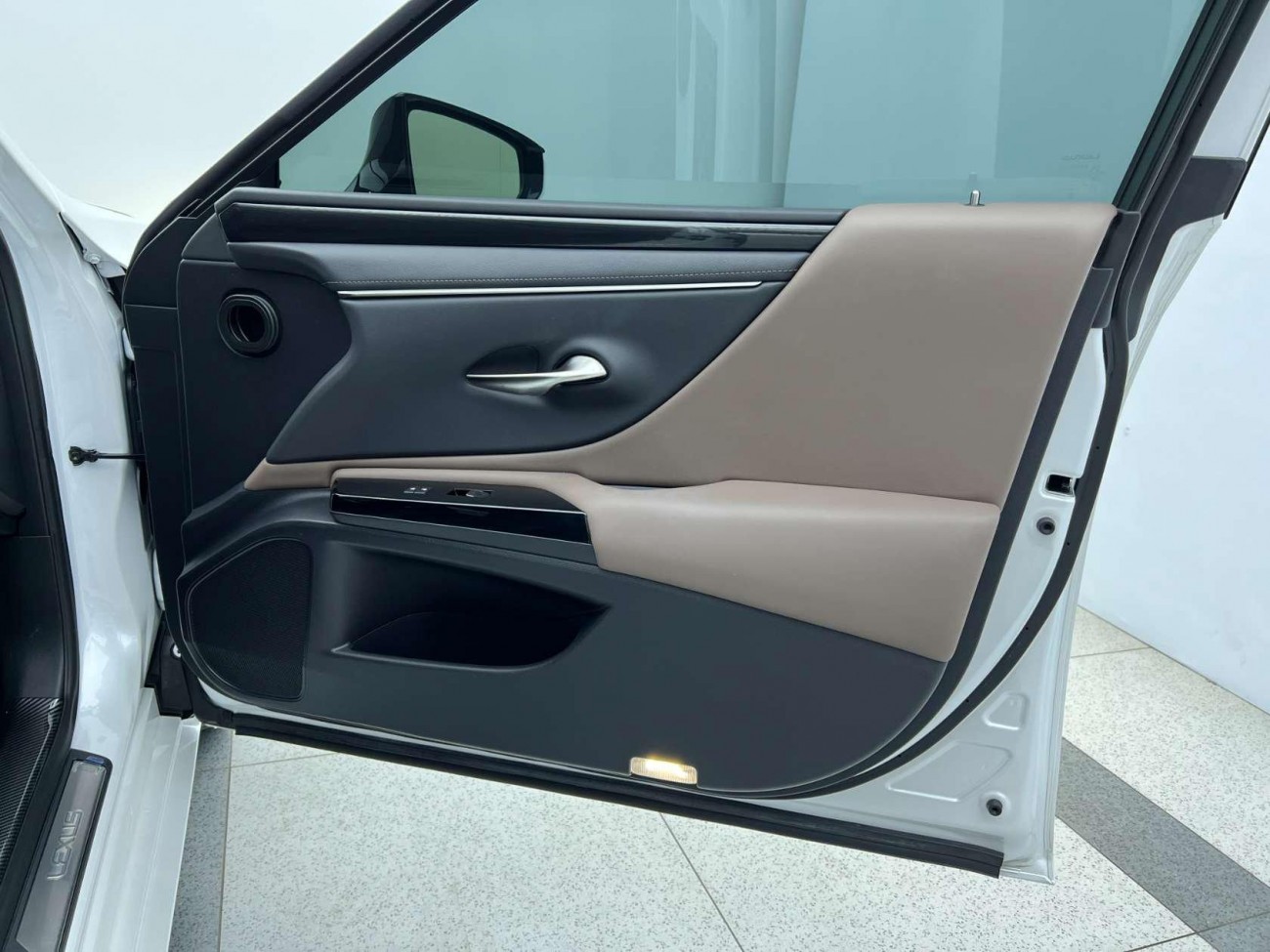 Lexus ES 200 2024