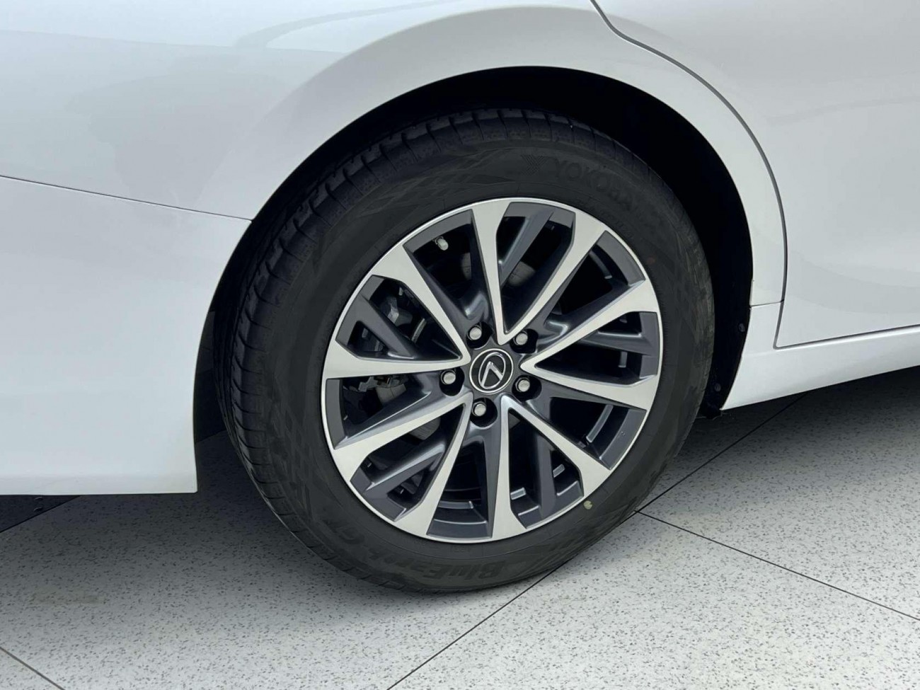 Lexus ES 200 2024
