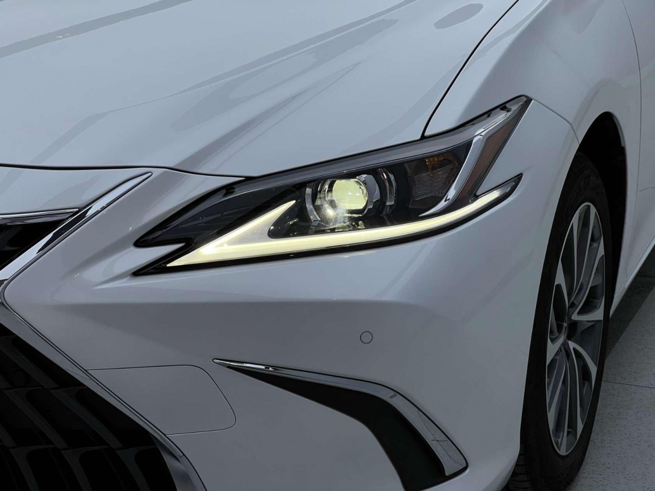 Lexus ES 200 2024