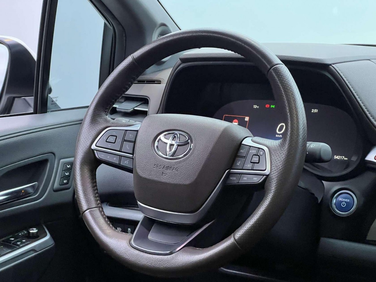 Toyota Granvia 2024