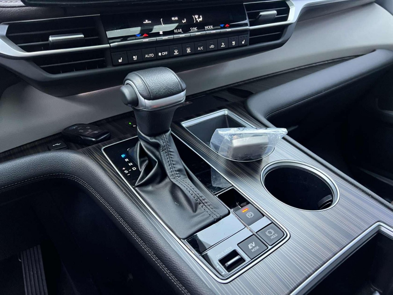 Toyota Granvia 2024