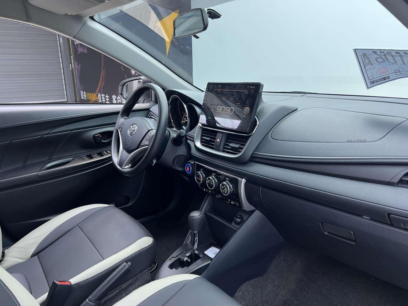 Toyota YARiS L 2022