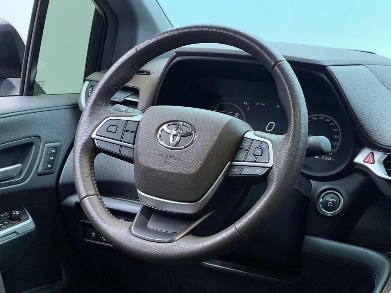Toyota Granvia 2025