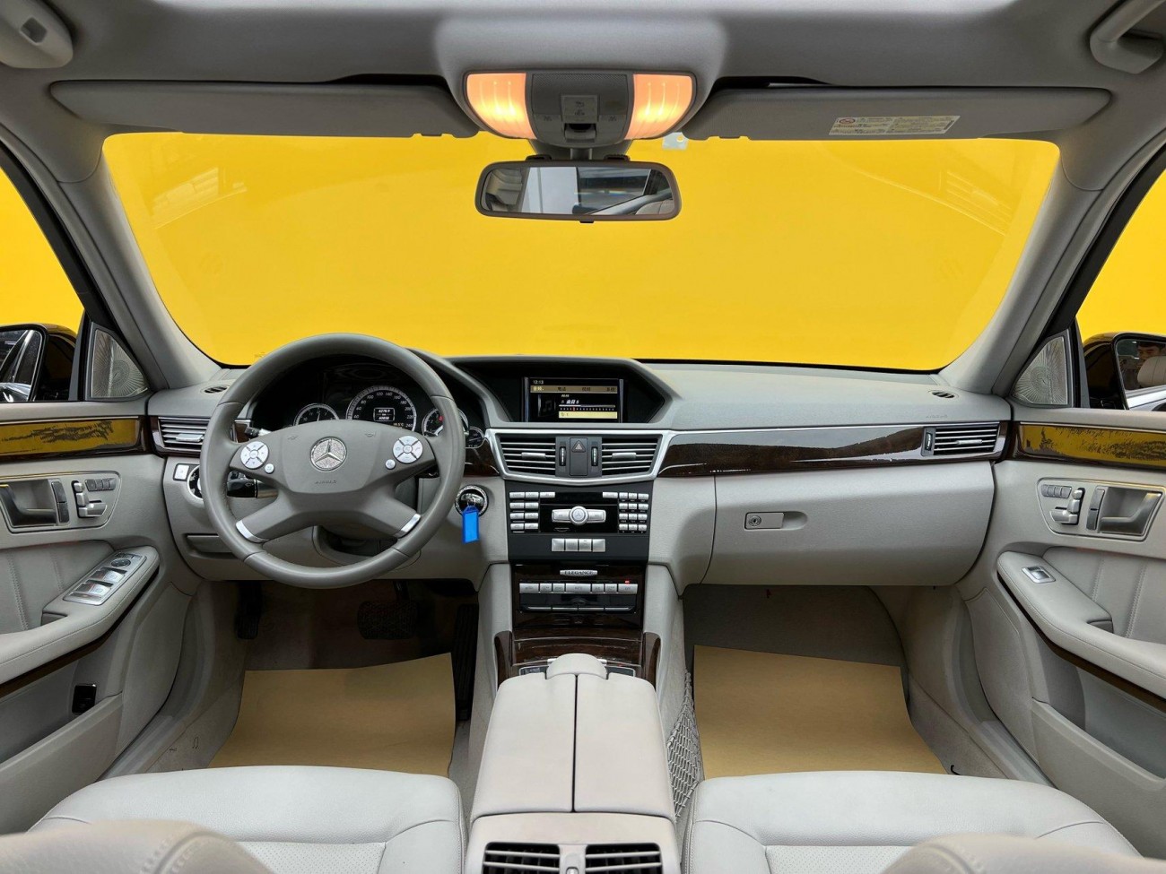 Mercedes-Benz E200L 2012