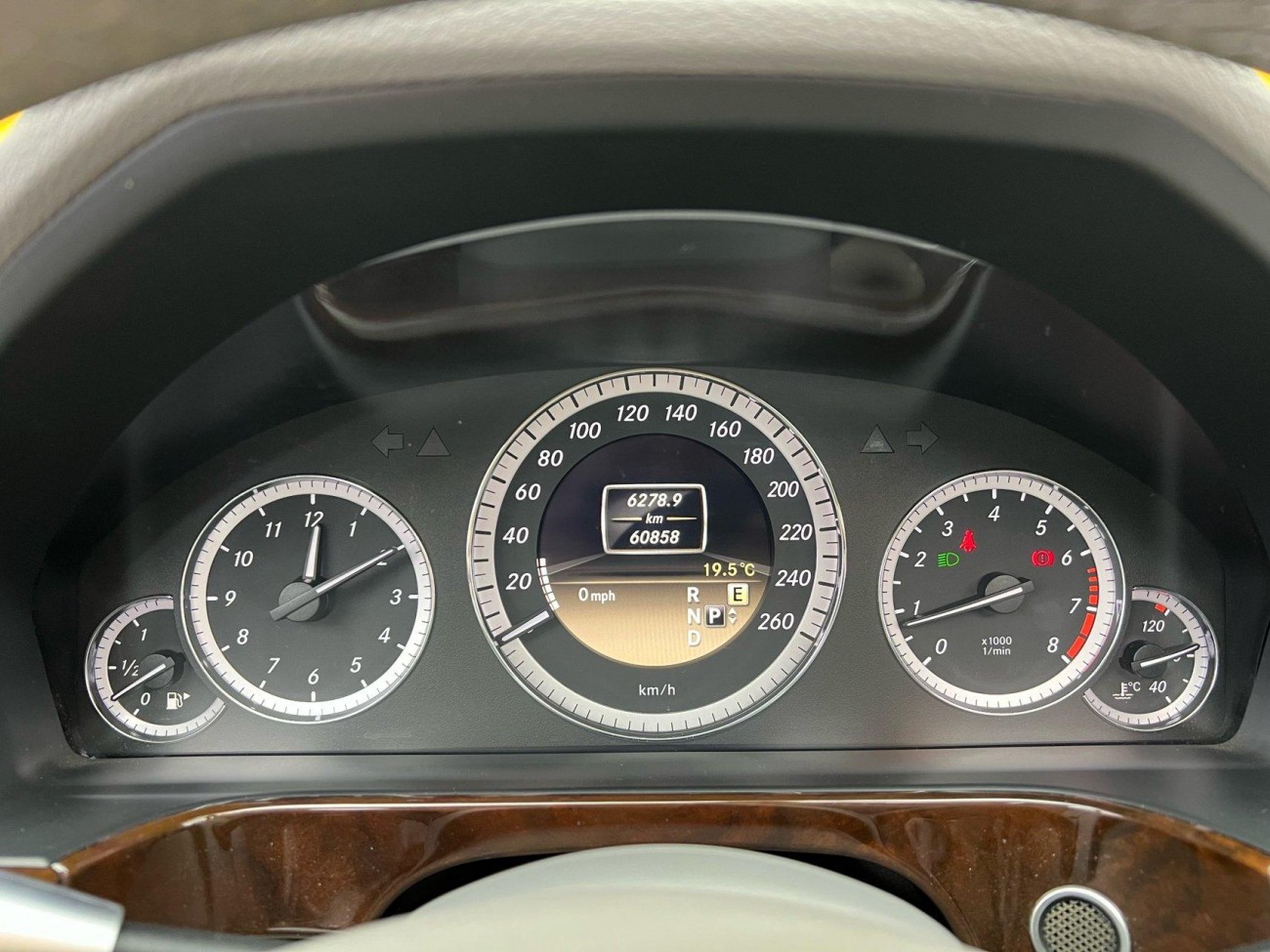 Mercedes-Benz E200L 2012